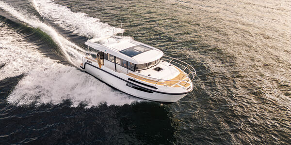 viknes-10-styrbord-side-fly-by